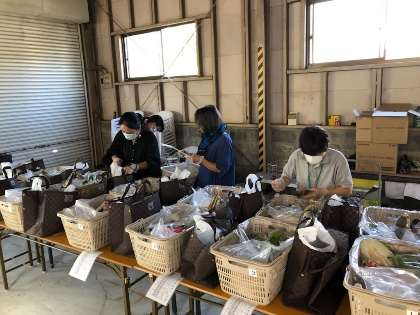食材を仕分けする作業