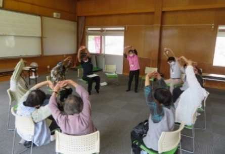 サロン会場で交流する様子