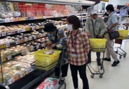 店内で買い物をする様子